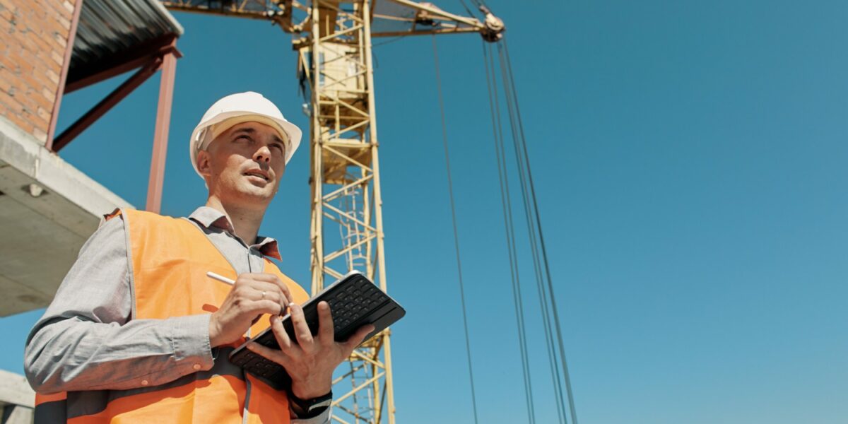 An,Engineer,In,An,Orange,Vest,And,A,White,Construction Bij artikel Cobouw